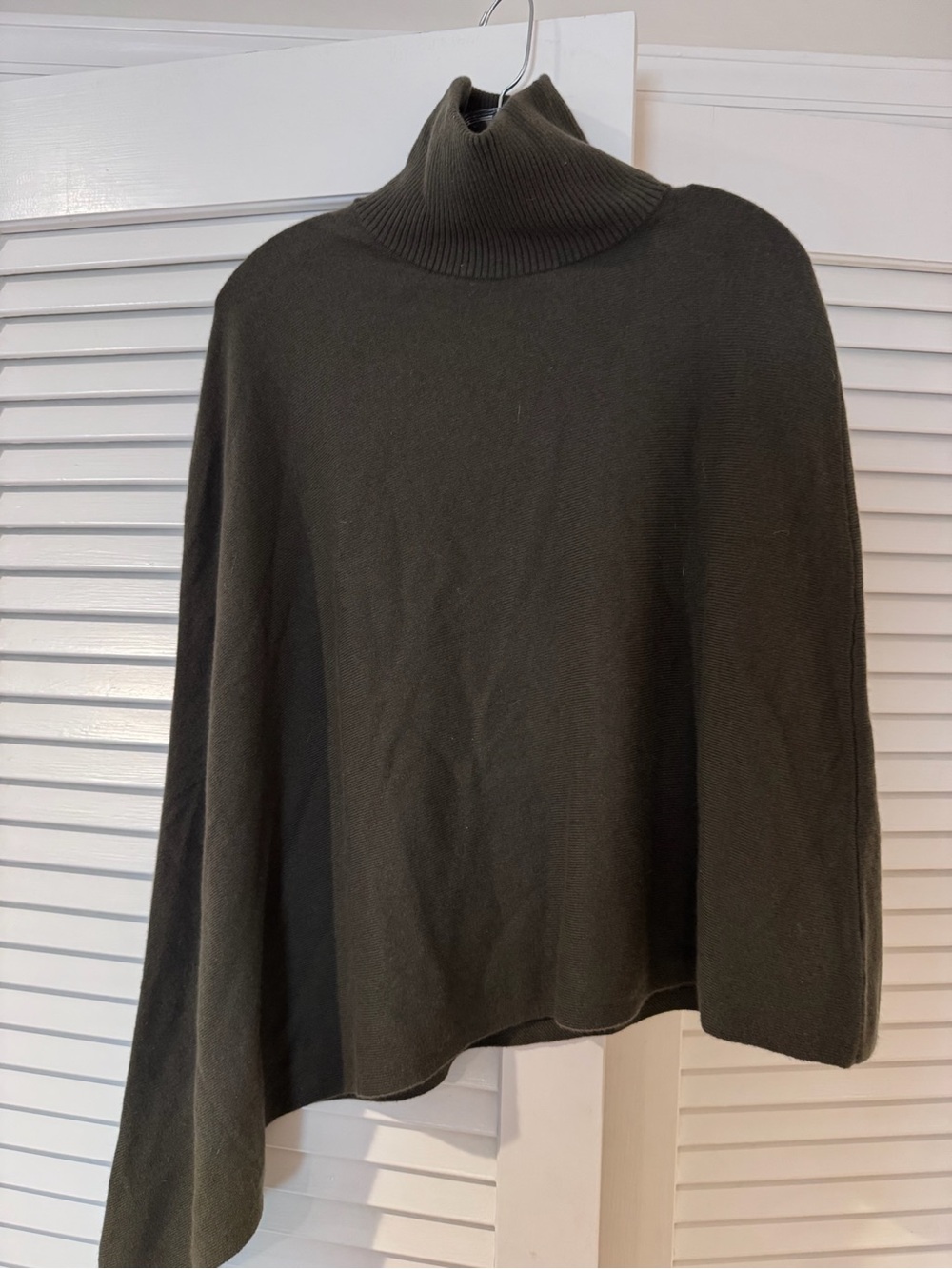 NWT SRG Atelier Axele Cashmere knit cape in dark olive